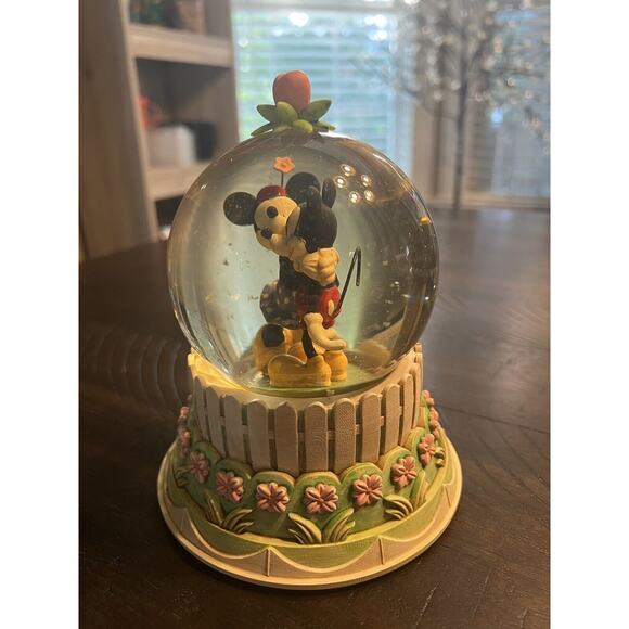 Hallmark Disney A Kiss For Mickey Minnie Wonders Within Collection Snow Globe - Picture 15 of 16